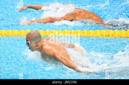 Budapest, Hongrie. Le 25 juillet, 2017. Laszlo Cseh de Hongrie (en bas) : Chad Le Clos de l'Afrique du Sud dans les derniers mètres de la men's 200m papillon lors de la demi-finale des Championnats du monde FINA 2017 à Budapest, Hongrie, 25 juillet 2017. Photo : Axel Heimken/dpa/Alamy Live News Banque D'Images