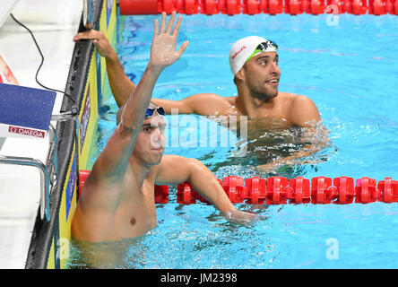 Budapest, Hongrie. Le 25 juillet, 2017. Laszlo Cseh de Hongrie (L) célèbre sa victoire à côté de Chad Le Clos de l'Afrique dans l'épreuve du 200m papillon lors de la demi-finale des Championnats du monde FINA 2017 à Budapest, Hongrie, 25 juillet 201 Photo : Axel Heimken/dpa/Alamy Live News Banque D'Images