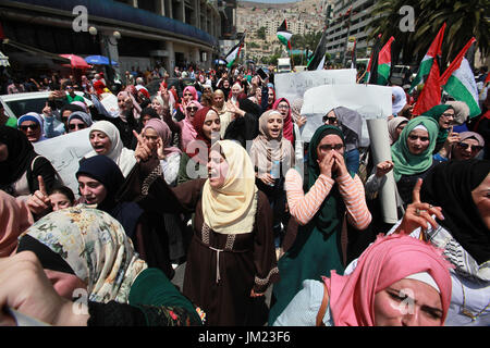 Naplouse, ville de Cisjordanie à Naplouse. Le 25 juillet, 2017. Les femmes palestiniennes crier des slogans au cours d'une manifestation contre les nouvelles mesures de sécurité israéliennes mises en œuvre à l'entrée de la mosquée Al-Aqsa à Jérusalem, dans la ville cisjordanienne de Naplouse, le 25 juillet 2017. Credit : Nidal Eshtayeh/Xinhua/Alamy Live News Banque D'Images