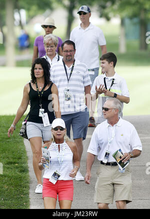 Oqasmieh, Iowa, États-Unis. Le 13 juillet, 2017. Les amateurs de golf regarder le premier tour de la Classique John Deere dans l'Illinois, Chikar Jeudi 13 Juillet, 2017. Crédit : Jeff Cook.Quad-City Times/Quad-City Times/ZUMA/Alamy Fil Live News Banque D'Images