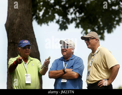 Oqasmieh, Iowa, États-Unis. Le 13 juillet, 2017. Les amateurs de golf regarder le premier tour de la Classique John Deere dans l'Illinois, Chikar Jeudi 13 Juillet, 2017. Crédit : Jeff Cook.Quad-City Times/Quad-City Times/ZUMA/Alamy Fil Live News Banque D'Images