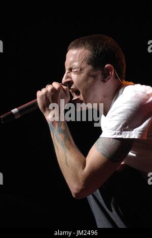 New York, NY, USA. Le 25 juillet, 2017. Chester Bennington de Linkin Park au K-Rock Claus Fest 2003, Hammerstein Ballroom, New York, NY, le 5 décembre 2003 pour la rétrospective Chester Bennington de Linkin Park rétrospective, New York, NY 25 juillet 2017. Credit : Kristin Callahan/Everett Collection/Alamy Live News Banque D'Images