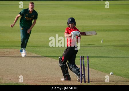 Chester le Street, en Angleterre, le 25 juillet 2017. Michael Richardson, de jets de Durham est joué par Jake Ball de Nottinghamshire Outlaws dans leur NatWest T20 match à l'Emirates, Chester le Street. Crédit : Colin Edwards/Alamy Live News. Banque D'Images