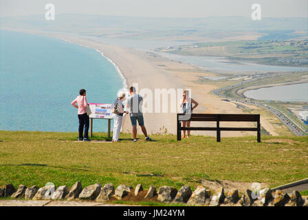 Île de Portland, Dorset, UK. Le 25 juillet, 2017. Les gens check-out l'avis de Chesil Beach de sunny Portland Heights Crédit : Stuart fretwell/Alamy Live News Banque D'Images