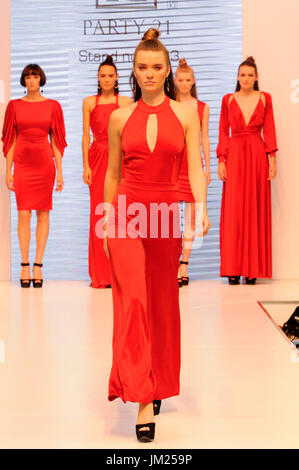 Les mannequins portant des vêtements par partie 21 sur l'esprit Catwalk at Pure London, Olympia, Londres, Royaume-Uni. Londres pure, the UK's leading trade exposition de mode a ouvert ses portes 23-25 juillet 2017, avec deux salles de l'échange est des plus grands designers de mode et d'accessoires, des conférences d'experts de l'industrie, et des défilés de mode sur deux podiums tout au long de chaque journée. Les acheteurs de mode sont venus en grand nombre pour voir les nouvelles collections de la saison. 25 juillet 2017. Crédit : Antony l'ortie/Alamy Live News Banque D'Images