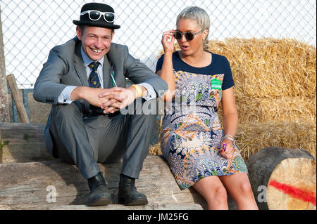 Llanelwedd, Powys, au Royaume-Uni. Le 25 juillet, 2017. Les stewards chat dans la zone d'attente le deuxième jour de la Royal Welsh Show. Le Royal Welsh Show agricole est salué comme le plus grand et plus prestigieux événement du genre en Europe. Plus de 200 000 visiteurs sont attendus cette semaine au cours de la période de quatre jours. Le tout premier spectacle a été à Aberystwyth en 1904 et a attiré 442 entrées de l'élevage. Credit : Graham M. Lawrence/Alamy Live News Banque D'Images