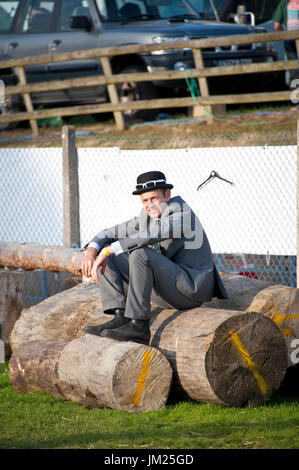 Llanelwedd, Powys, au Royaume-Uni. Le 25 juillet, 2017. Un steward se détend dans la zone d'attente le deuxième jour de la Royal Welsh Show. Le Royal Welsh Show agricole est salué comme le plus grand et plus prestigieux événement du genre en Europe. Plus de 200 000 visiteurs sont attendus cette semaine au cours de la période de quatre jours. Le tout premier spectacle a été à Aberystwyth en 1904 et a attiré 442 entrées de l'élevage. Credit : Graham M. Lawrence/Alamy Live News Banque D'Images