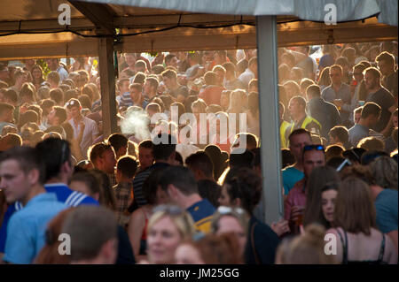 Llanelwedd, Powys, au Royaume-Uni. Le 25 juillet, 2017. Les jeunes membres de remplir le bar le soir du deuxième jour de l'Royal Welsh Show. Le Royal Welsh Show agricole est salué comme le plus grand et plus prestigieux événement du genre en Europe. Plus de 200 000 visiteurs sont attendus cette semaine au cours de la période de quatre jours. Le tout premier spectacle a été à Aberystwyth en 1904 et a attiré 442 entrées de l'élevage. Credit : Graham M. Lawrence/Alamy Live News Banque D'Images