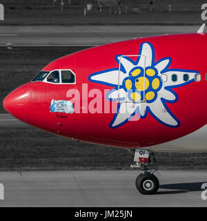 La circulation au sol à la porte de l'Airbus A330 ce coloré Edelweiss à Zurich, Suisse Banque D'Images