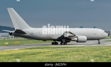 AÉROPORT DE TORINO CASELLE - 10 JUILLET 2017 : Boeing KC767A Aeronautica Militare MM62229, Armée de l'air italienne, débarque à Turin pour prendre des soldats. Il les amènera sur l'État des Émirats arabes Unis. Banque D'Images