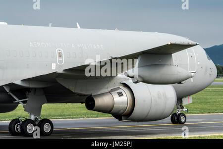 AÉROPORT DE TORINO CASELLE - 10 JUILLET 2017 : Boeing KC767A Aeronautica Militare MM62229, Armée de l'air italienne, débarque à Turin pour prendre des soldats. Il les amènera sur l'État des Émirats arabes Unis. Banque D'Images