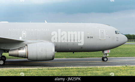 AÉROPORT DE TORINO CASELLE - 10 JUILLET 2017 : Boeing KC767A Aeronautica Militare MM62229, Armée de l'air italienne, débarque à Turin pour prendre des soldats. Il les amènera sur l'État des Émirats arabes Unis. Banque D'Images