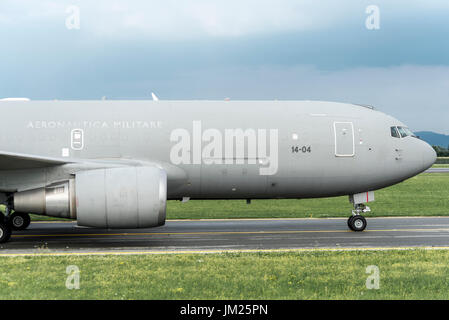 AÉROPORT DE TORINO CASELLE - 10 JUILLET 2017 : Boeing KC767A Aeronautica Militare MM62229, Armée de l'air italienne, débarque à Turin pour prendre des soldats. Il les amènera sur l'État des Émirats arabes Unis. Banque D'Images