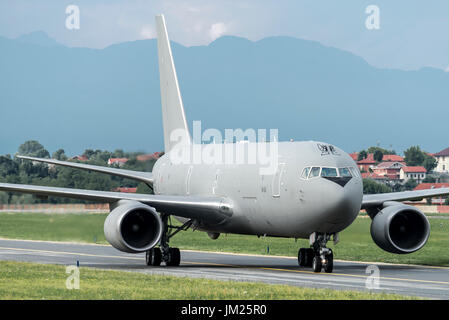 AÉROPORT DE TORINO CASELLE - 10 JUILLET 2017 : Boeing KC767A Aeronautica Militare MM62229, Armée de l'air italienne, débarque à Turin pour prendre des soldats. Il les amènera sur l'État des Émirats arabes Unis. Banque D'Images