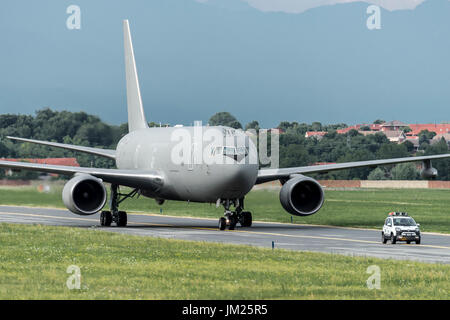 AÉROPORT DE TORINO CASELLE - 10 JUILLET 2017 : Boeing KC767A Aeronautica Militare MM62229, Armée de l'air italienne, débarque à Turin pour prendre des soldats. Il les amènera sur l'État des Émirats arabes Unis. Banque D'Images