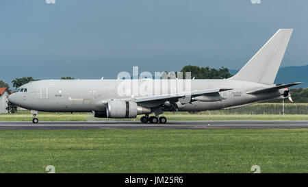 AÉROPORT DE TORINO CASELLE - 10 JUILLET 2017 : Boeing KC767A Aeronautica Militare MM62229, Armée de l'air italienne, débarque à Turin pour prendre des soldats. Il les amènera sur l'État des Émirats arabes Unis. Banque D'Images