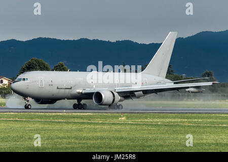 AÉROPORT DE TORINO CASELLE - 10 JUILLET 2017 : Boeing KC767A Aeronautica Militare MM62229, Armée de l'air italienne, débarque à Turin pour prendre des soldats. Il les amènera sur l'État des Émirats arabes Unis. Banque D'Images