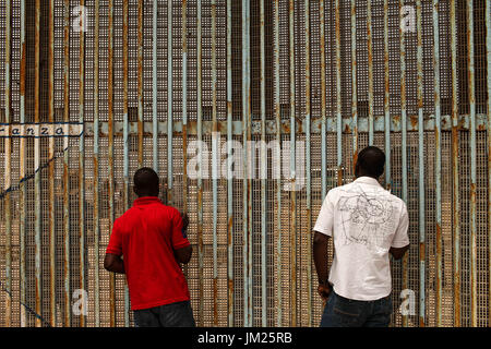 Tijuana, Baja California, Mexique. 25 Juin, 2017. Les migrants haïtiens de communiquer avec les citoyens américains de l'autre côté de la frontière à Tijuana, Baja California. Les migrants haïtiens qui traversent le Mexique dans l'espoir de traverser vers les États-Unis se sont trouvés pris entre les politiques de l'immigration mexicaine et américaine. Beaucoup choisissent maintenant de s'installer en Basse Californie grâce à des visas humanitaires. Crédit : Joel Angel Juarez/ZUMA/Alamy Fil Live News Banque D'Images