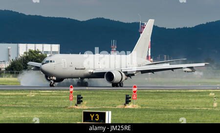 AÉROPORT DE TORINO CASELLE - 10 JUILLET 2017 : Boeing KC767A Aeronautica Militare MM62229, Armée de l'air italienne, débarque à Turin pour prendre des soldats. Il les amènera sur l'État des Émirats arabes Unis. Banque D'Images