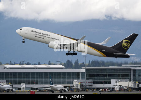 Richmond, Colombie-Britannique, Canada. 5 mai, 2017. Un United Parcel Service (UPS) Boeing 767 air cargo jet décolle de l'Aéroport International de Vancouver, Richmond, C.-B., Canada. Credit : Bayne Stanley/ZUMA/Alamy Fil Live News Banque D'Images