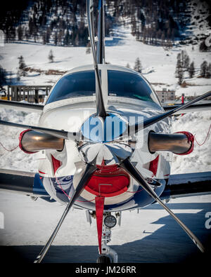 Socata TBM 900 stationné sur la neige à l'aéroport de l'Engadine, Suisse Banque D'Images