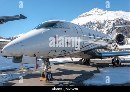 Challenger 350 Bizjet stationné à l'aéroport de Samedan Engadin recouvert de neige. Banque D'Images