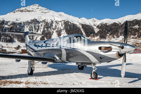 Stationné sur la neige ce Pilatus PC12. L'aéroport de Samedan, Suisse de l'Engadine Banque D'Images