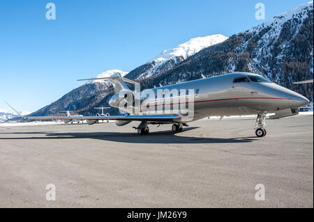 Beau et élégant Challenger garé à Samedan Engadin Airport, Suisse. Banque D'Images