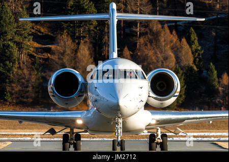 Bombardier Global 6000 glex juste a atterri à l'aéroport de Samedan engadin, suisse, près de st.moritz. avion privé appelé bizjet utilisé par VIP pour les voyages Banque D'Images