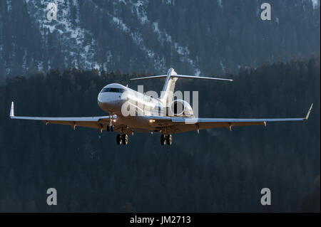 Bombardier Global 6000 glex juste a atterri à l'aéroport de Samedan engadin, suisse, près de st.moritz. avion privé appelé bizjet utilisé par VIP pour les voyages Banque D'Images