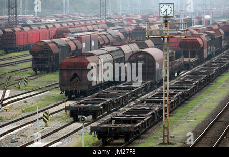 Fichier - Un fichier photo datée du 18 octobre 2014 prise à la gare ferroviaire de fret à proximité du port de Rostock, Allemagne. Photo : Bernd Wüstneck/dpa-Zentralbild/dpa Banque D'Images