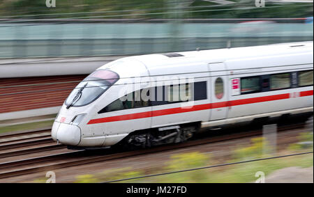 Fichier - Un fichier photo datée du 21 juillet 2016 montre un Intercity Express (ICE) train un site de construction à l'extérieur de la gare principale de Leipzig, Allemagne. Photo : Jan Woitas/dpa-Zentralbild/ZB Banque D'Images