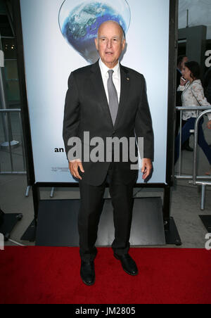 Los Angeles, CA, USA. Le 25 juillet, 2017. Jerry Brown à un Sequel : La vérité au pouvoir le dépistage à l'ArcLight Hollywood à Los Angeles, Californie le 25 juillet 2017. Credit : Faye Sadou/media/Alamy Punch Live News Banque D'Images