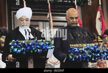 (170726) -- NEW DELHI, 26 juillet 2017 (Xinhua) -- Le juge en chef de l'Inde J.S. Khehar (L) administre le serment du Président de l'Inde Kovind Ram Nath à son serment en cérémonie à New Delhi, 25 juillet 2017. Ram Nath Kovind a prêté serment en tant que 14e président de l'Inde le mardi. (Xinhua/Stringer) (ZW) Banque D'Images