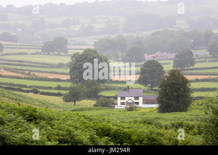 La pluie descend plus de terres agricoles en milieu rural qui entoure Tan-y-Foel cottage dans le village pittoresque de Rhes-y-cae dans Flinthsire, au nord du Pays de Galles Banque D'Images