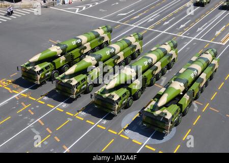 (170726) -- BEIJING, 26 juillet 2017 (Xinhua) -- File photo prise le 3 septembre 2015 montre des missiles DF-26 Assister à un défilé militaire à Beijing, capitale de la Chine. Il a été une grande année pour la Chine comme militaire de l'Armée populaire de libération (APL) est de célébrer son 90e anniversaire. Comme le 1 août, l'anniversaire de la PLA, d'approches, l'armée a montré combien sa capacité militaire a grandi et comment il est engagé à maintenir la paix dans le monde. Le PLA a parcouru un long chemin depuis sa naissance au cours de l'insurrection armée dans la ville de Nanchang le 1 août 1927, lorsqu'il n'avait que 20 000 soldats. Nin Banque D'Images