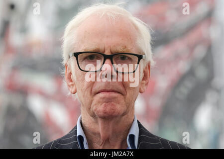 L'O2. Londres. UK 26 Juillet 2017 - Jeremy Bulloch qui a joué célèbre chasseur de primes Boba Fett dans l'Empire contre-attaque et le retour du Jedi assiste à Star Wars Identities : l'exposition photocall à l'O2, aux côtés de son costume original pour célébrer l'attraction unique doté de plus de 200 objets originaux de LucasFilm archives. L'exposition explore la nature extraordinaire de l'identité humaine par la magie de la guerre des étoiles de l'univers et ses personnages légendaires. Credit : Dinendra Haria/Alamy Live News Banque D'Images