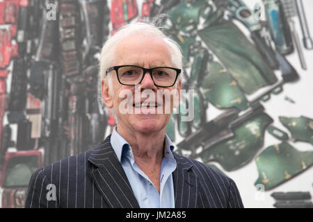 L'O2. Londres. UK 26 Juillet 2017 - Jeremy Bulloch qui a joué célèbre chasseur de primes Boba Fett dans l'Empire contre-attaque et le retour du Jedi assiste à Star Wars Identities : l'exposition photocall à l'O2, aux côtés de son costume original pour célébrer l'attraction unique doté de plus de 200 objets originaux de LucasFilm archives. L'exposition explore la nature extraordinaire de l'identité humaine par la magie de la guerre des étoiles de l'univers et ses personnages légendaires. Credit : Dinendra Haria/Alamy Live News Banque D'Images