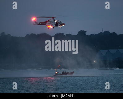 Southampton, UK. Le 25 juillet, 2017. Sauvetage par hélicoptère des garde-côtes - Un hélicoptère de garde-côtes a été brouillées pour aider au sauvetage d'une personne soupçonnée d'avoir subi un accident vasculaire cérébral ont signalé des difficultés dans la mer près de Southampton à Netley eau au crépuscule. Le perron a été transférée de l'hélicoptère de sauvetage à Calshot et emmené à l'Hôpital général de Southampton. Photo:Steve Foulkes/Ajax/Alamy Live News. Banque D'Images