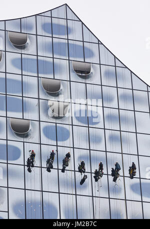 Hambourg, Allemagne. 26 juillet, 2017. Cordistes nettoyer la façade de l'Elbphilharmonie à Hambourg, Allemagne, 26 juillet 2017. Photo : Georg Wendt/dpa/Alamy Live News Banque D'Images