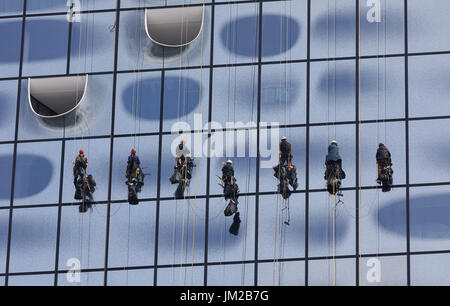 Hambourg, Allemagne. 26 juillet, 2017. Cordistes nettoyer la façade de l'Elbphilharmonie à Hambourg, Allemagne, 26 juillet 2017. Photo : Georg Wendt/dpa/Alamy Live News Banque D'Images