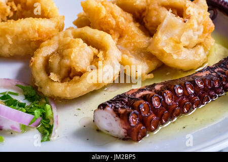 Assiette de calmars frits et poulpe grillé tentacules. Grèce Banque D'Images