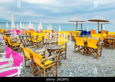 Des tables et des chaises sur une plage de Platamonas. Piérie, Macédoine, Grèce, Europe Banque D'Images