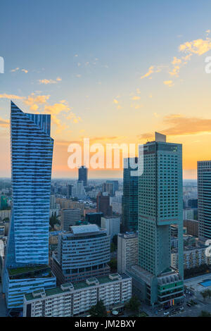 Haut de Varsovie Vue sur centre-ville au coucher du soleil, photo verticale. Banque D'Images
