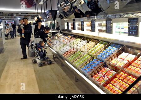 Avenir de l'alimentation, le supermarché de l'avenir, faite par Coop, la Ligue des Coopératives Italiennes. Présenté pour la première fois à Milan, l'Exposition Universelle de 2015, puis rouvert en 2016 dans le quartier Bicocca. Les clients peuvent expérimenter et essayer de nouvelles façons de magasiner : grand écran tactile moniteurs high-tech afficher plus d'informations sur le produit, y compris l'origine, les valeurs nutritionnelles, la présence possible d'ingrédients allergènes, les instructions d'élimination et de produits connexes. Les questions fondamentales liées à l'alimentation, des boutiques et de la durabilité Banque D'Images