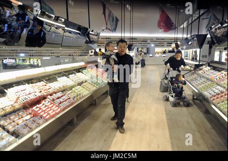 Avenir de l'alimentation, le supermarché de l'avenir, faite par Coop, la Ligue des Coopératives Italiennes. Présenté pour la première fois à Milan, l'Exposition Universelle de 2015, puis rouvert en 2016 dans le quartier Bicocca. Les clients peuvent expérimenter et essayer de nouvelles façons de magasiner : grand écran tactile moniteurs high-tech afficher plus d'informations sur le produit, y compris l'origine, les valeurs nutritionnelles, la présence possible d'ingrédients allergènes, les instructions d'élimination et de produits connexes. Les questions fondamentales liées à l'alimentation, des boutiques et de la durabilité Banque D'Images