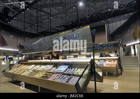 Avenir de l'alimentation, le supermarché de l'avenir, faite par Coop, la Ligue des Coopératives Italiennes. Présenté pour la première fois à Milan, l'Exposition Universelle de 2015, puis rouvert en 2016 dans le quartier Bicocca. Les clients peuvent expérimenter et essayer de nouvelles façons de magasiner : grand écran tactile moniteurs high-tech afficher plus d'informations sur le produit, y compris l'origine, les valeurs nutritionnelles, la présence possible d'ingrédients allergènes, les instructions d'élimination et de produits connexes. Les questions fondamentales liées à l'alimentation, des boutiques et de la durabilité Banque D'Images