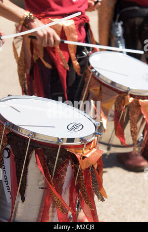 Les batteurs de samba qui prennent part à la parade du Carnaval Banque D'Images