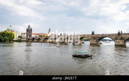 Prague, République tchèque - 22 juillet 2017 : le Pont Charles sur la Vltava à Prague Banque D'Images