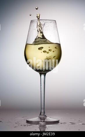 Hight verre de vin blanc avec splash d'ice Banque D'Images